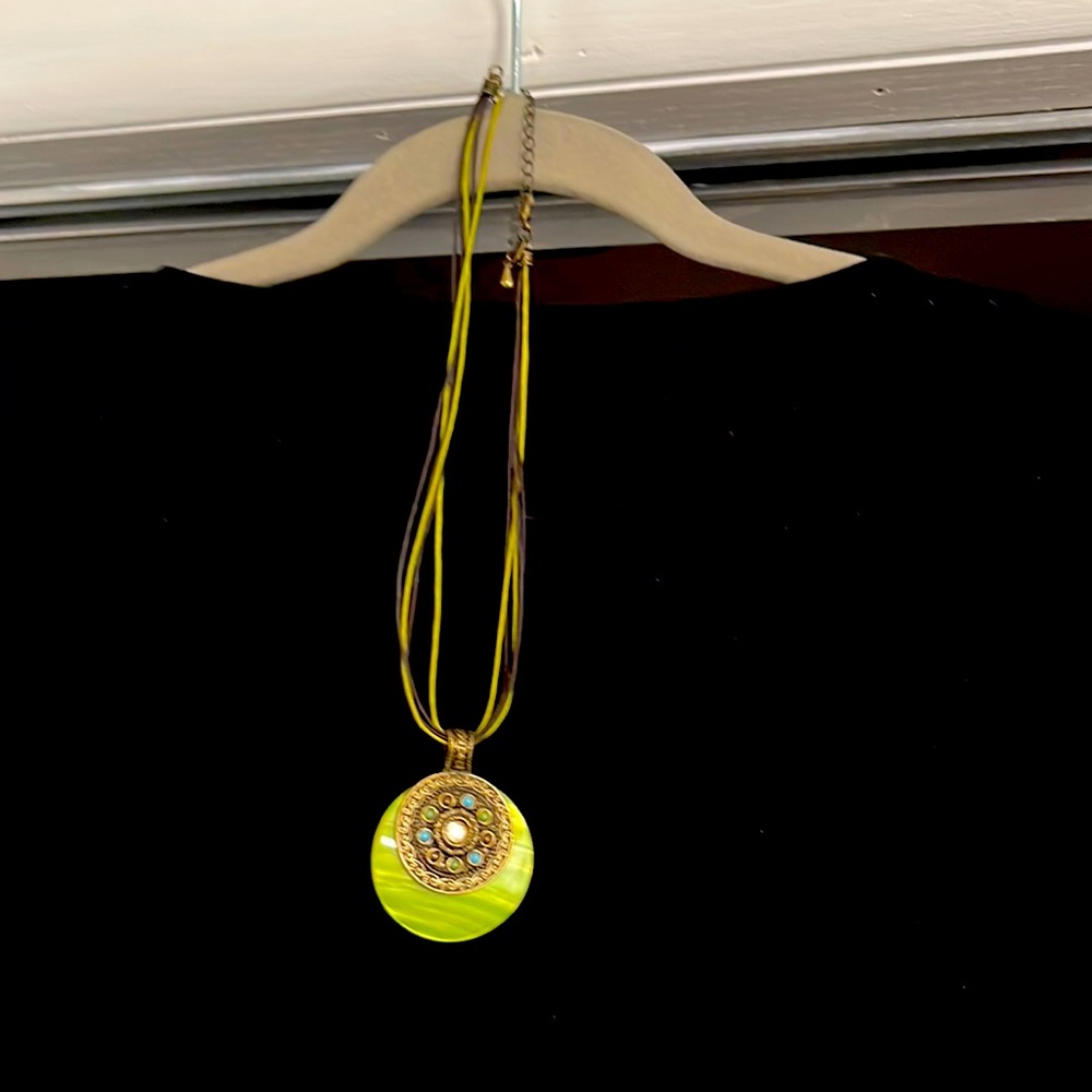 A woman single strand rope and pendant green and turquoise necklace